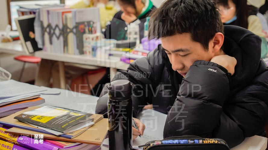 对于基础差,自律性差的艺考生来说建议报针对艺术生课程文化课培训