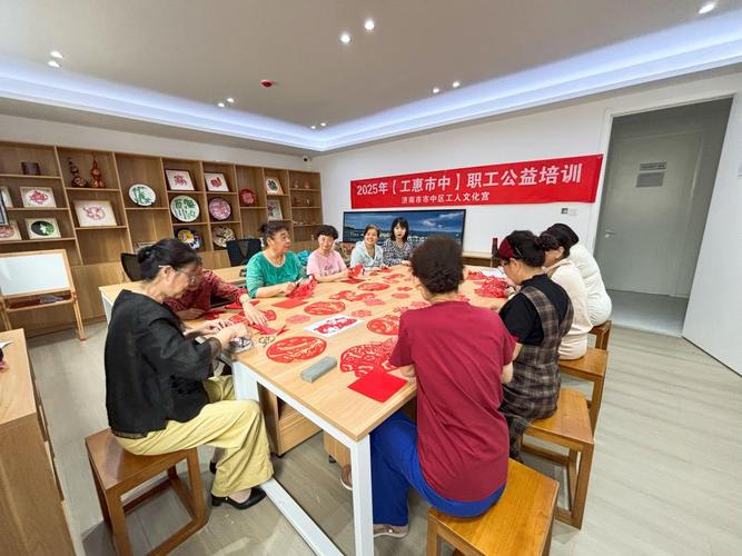 市中区工人文化宫开展"非遗剪纸迎端午"职工公益外送课程